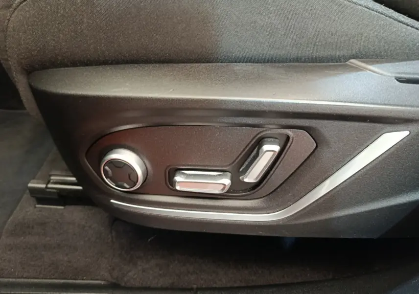 Détail des commandes de réglage électrique du siège côté conducteur dans une LINK & CO 01 Hybride rechargeable 2023.