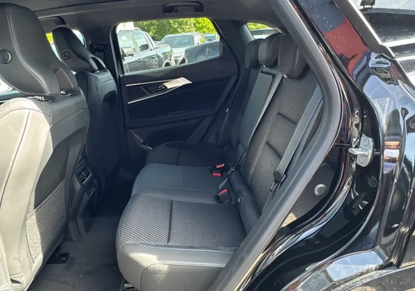 Vue côté droit de la banquette arrière noire en semi-alcantara du Renault Austral 200 Esprit Alpine 2026 avec porte ouverte.