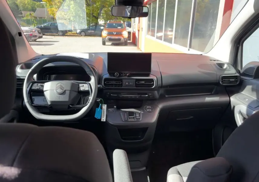 Vue intérieure avant du Citroën Berlingo noir perla nera, montrant le volant multifonctions et l’écran central.