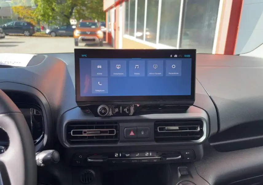 Vue intérieure du tableau de bord du Citroën Berlingo 2026 noir, avec écran tactile central et commandes de climatisation.
