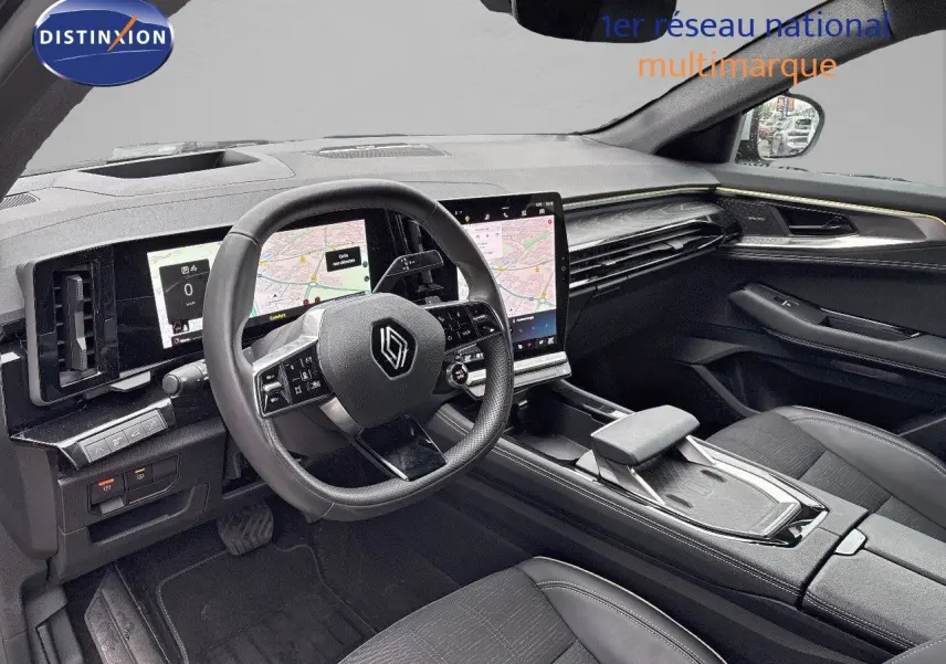 Intérieur moderne du Renault Austral 2023, vue côté conducteur, avec tableau de bord numérique et sièges noirs.