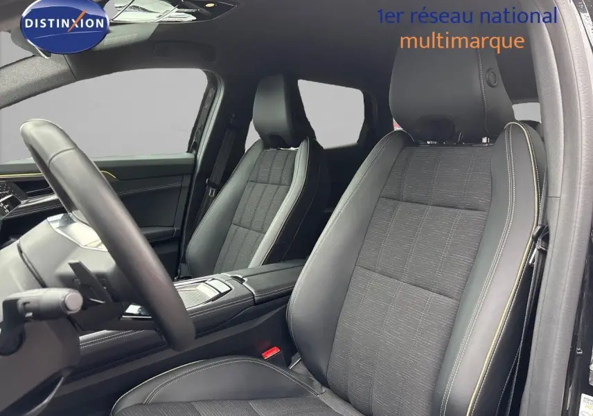 Vue intérieure côté conducteur du Renault Austral 2023, sièges en cuir noir avec surpiqûres contrastées.