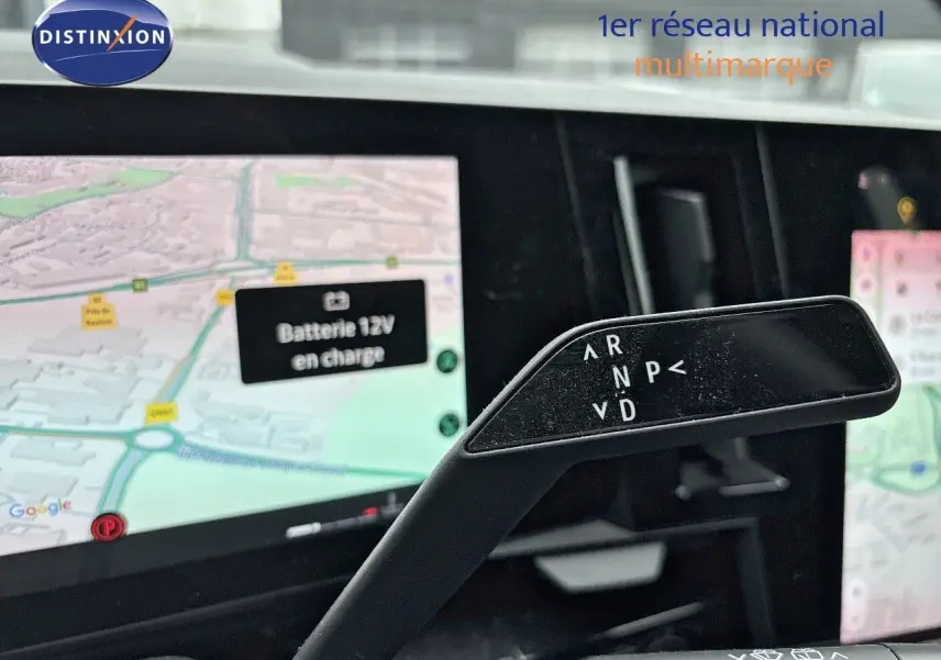 Le levier de boîte automatique noir de la Renault Austral 2023, avec l'écran de navigation en arrière-plan.