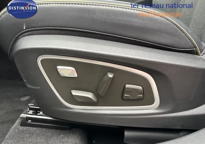 Gros plan sur les commandes électriques du siège conducteur en cuir noir du Renault Austral 2023.