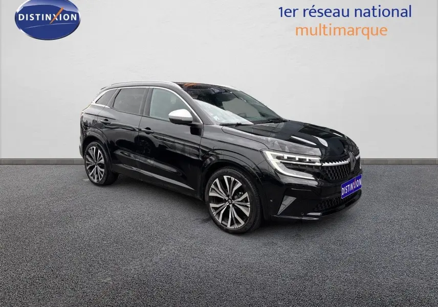 Renault Austral noir étoile métal en 3/4 avant droit, SUV hybride avec jantes alliage et rétroviseurs blancs.