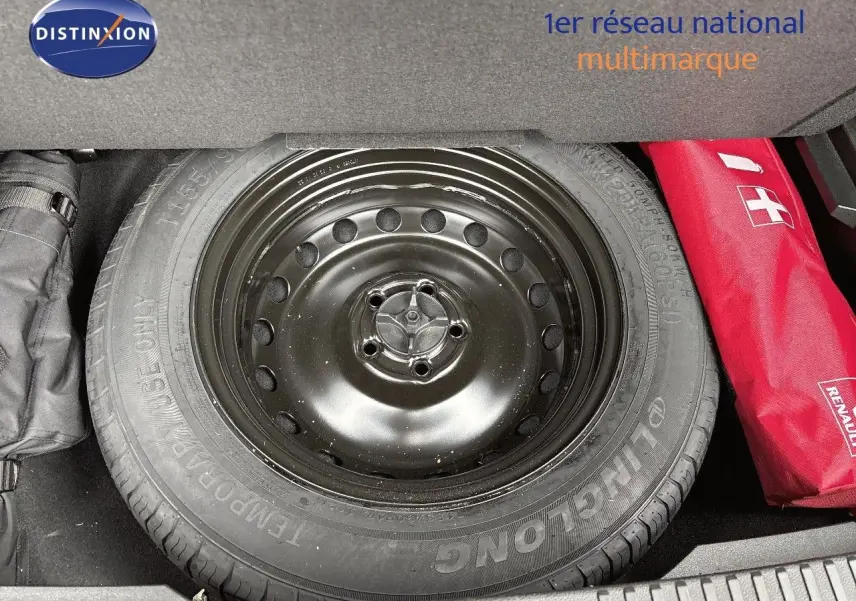 Vue rapprochée de la roue de secours noire dans le coffre d'un Renault Austral 2023 noir étoile métal.