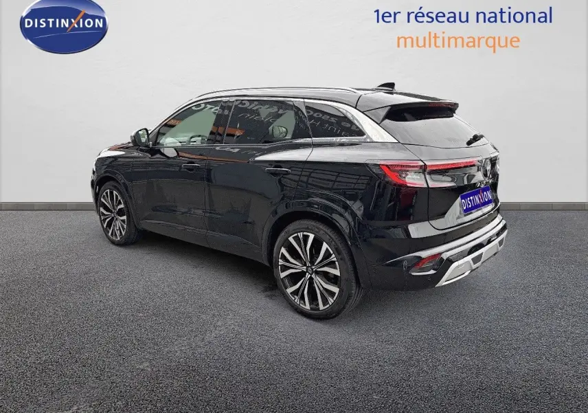 Renault Austral noir étoile métal en vue 3/4 arrière droit, soulignant ses jantes alliage et ses feux LED horizontaux.