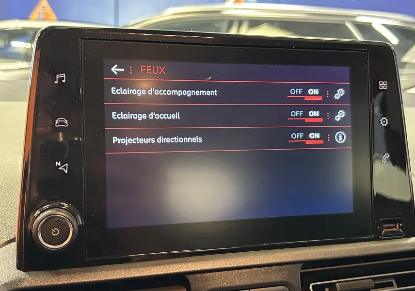 Écran tactile du système multimédia du Peugeot Rifter 2019 affichant les réglages d'éclairage, intérieur noir.