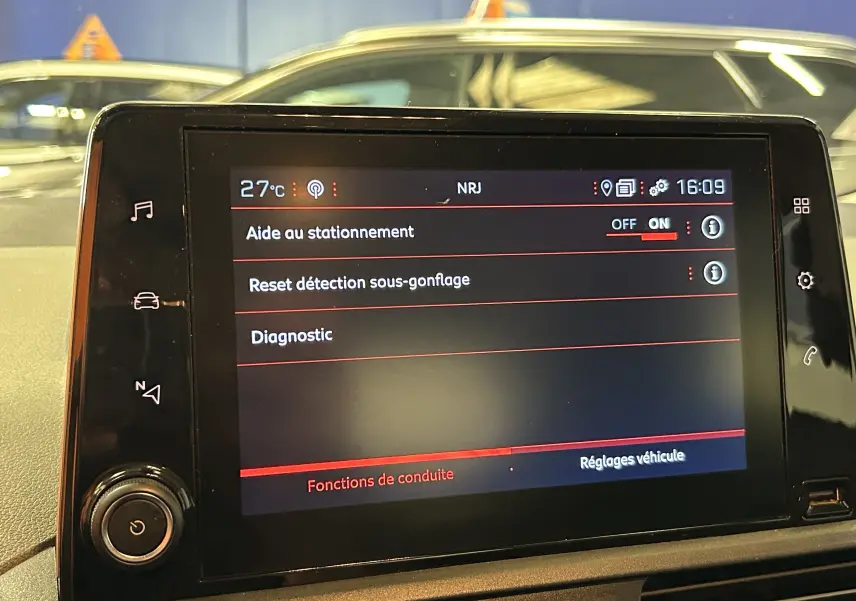 Écran tactile du système multimédia du Peugeot Rifter gris sable 2019 affichant les aides à la conduite.