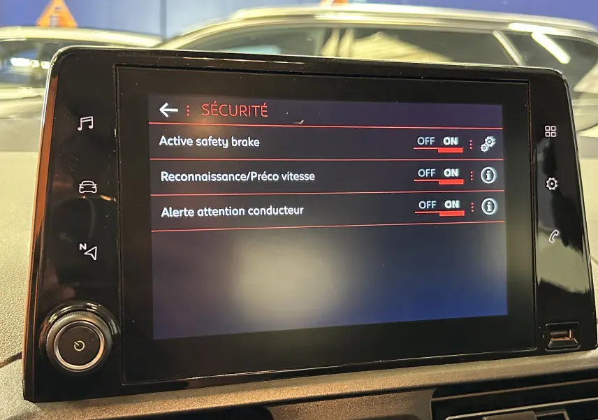 Écran tactile du tableau de bord du Peugeot Rifter 2019 affichant les réglages de sécurité activés.
