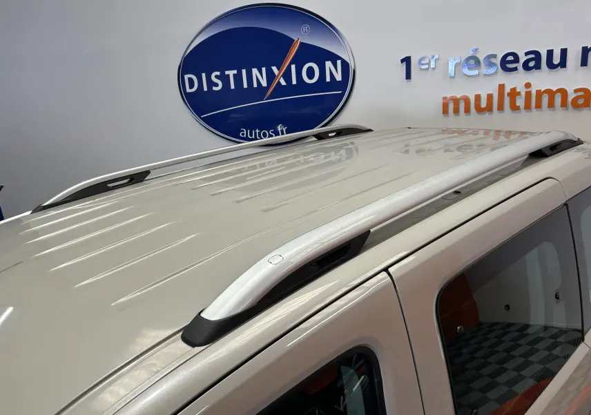 Vue rapprochée du toit gris sable du Peugeot Rifter 2019 avec barres de toit et partie des vitres latérales.