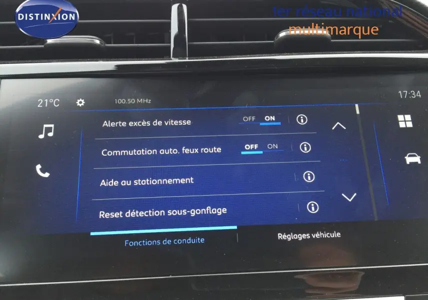 Écran tactile du tableau de bord de l'Opel Corsa 2025 affichant les réglages d'aide à la conduite.