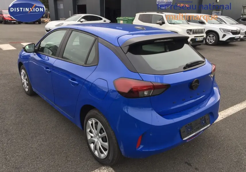 Vue 3/4 arrière droite d'une Opel Corsa 2025 bleu voltaik métal, avec feux arrière LED et carrosserie compacte cinq portes.