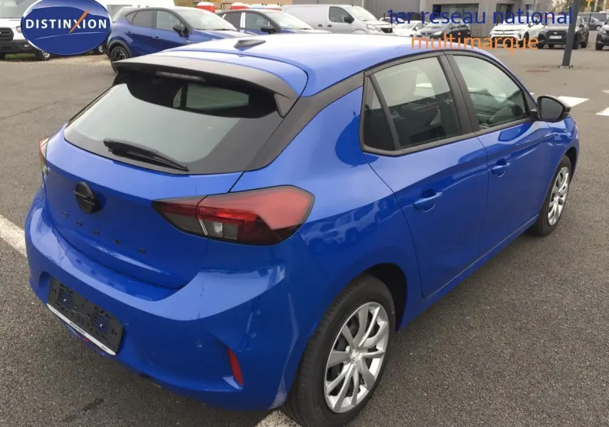 Opel Corsa bleu voltaik métal vue 3/4 arrière droit, compacte cinq portes avec feux arrière LED et toit noir.