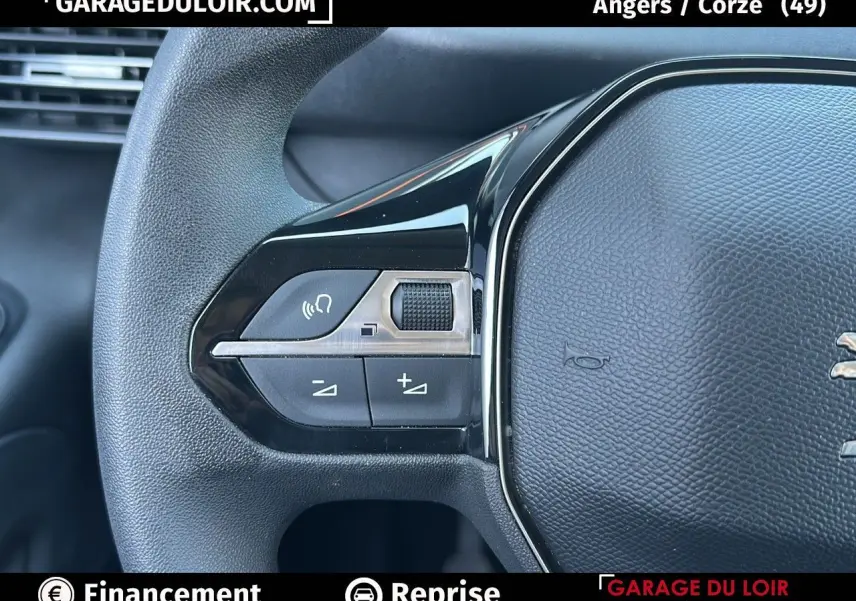 Gros plan sur les commandes gauche du volant cuir multifonction du Peugeot Rifter bleu 2024.