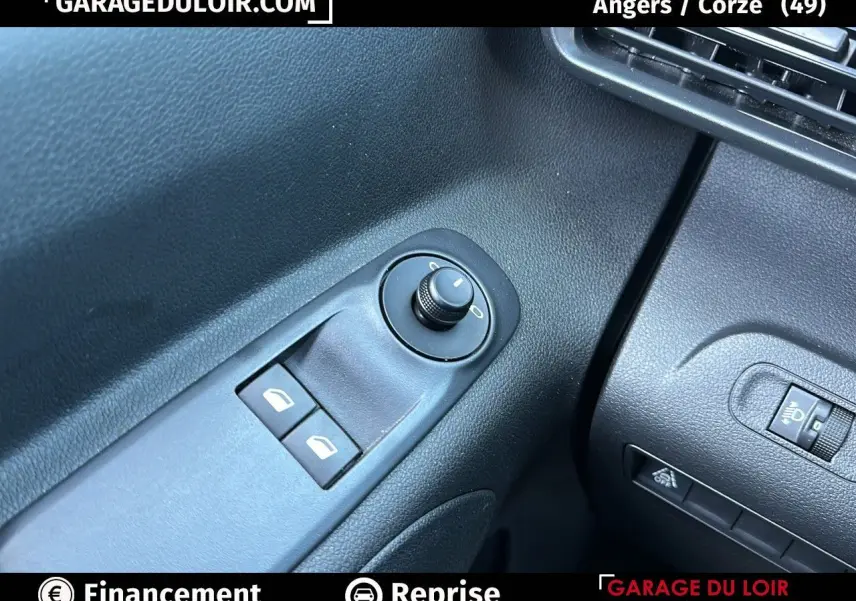 Commandes électriques des rétroviseurs et vitres côté conducteur dans l'habitacle noir du Peugeot Rifter 2024.