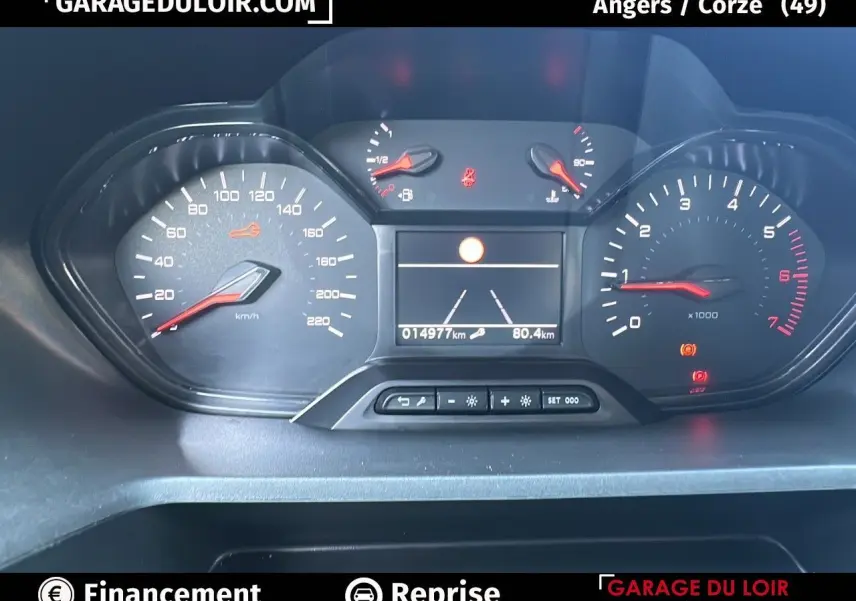 Tableau de bord numérique du Peugeot Rifter 2024 affichant compteur, compte-tours et écran central avec alertes.