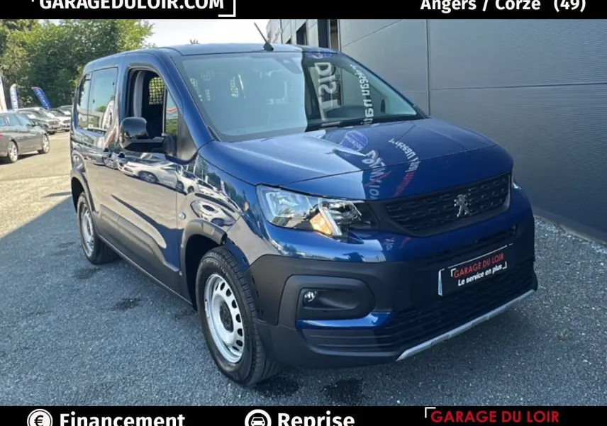 Vue 3/4 avant d'un Peugeot Rifter bleu 2024 avec calandre noire et jantes tôles argentées