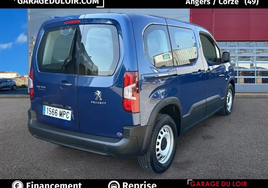 Vue 3/4 arrière droite d'un Peugeot Rifter bleu avec porte latérale coulissante et jantes tôles.