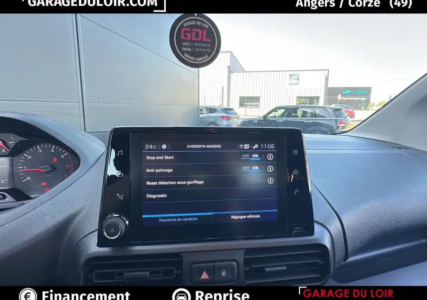 Écran tactile central du tableau de bord du Peugeot Rifter bleu 2024, avec menu des fonctions activées.