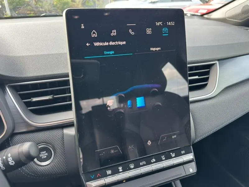 Écran tactile central du tableau de bord du Renault Captur 1.8 E-Tech hybride 2026, affichant les réglages énergie.