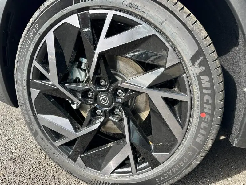 Gros plan sur la roue avant droite du Renault Captur 2026, jante noire et argentée au design géométrique, pneu Michelin visible.