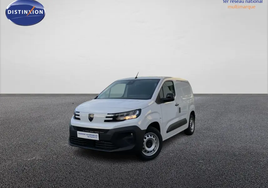 Peugeot Partner Fourgon blanc vu en 3/4 avant droit, avec calandre noire et jantes tôles grises.