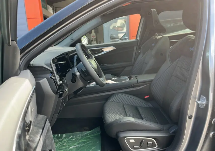 Vue intérieure côté gauche du Renault Austral 200 Esprit Alpine, sièges sport semi-alcantara gris avec logo Alpine brodé.