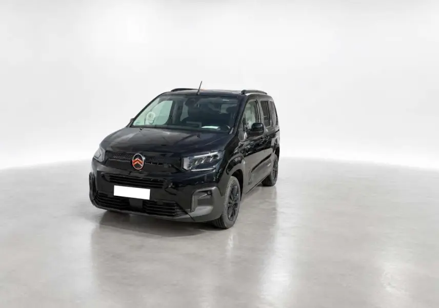Citroën Berlingo noir perla nera en 3/4 avant droit, avec calandre noire et jantes foncées, sur fond blanc neutre.