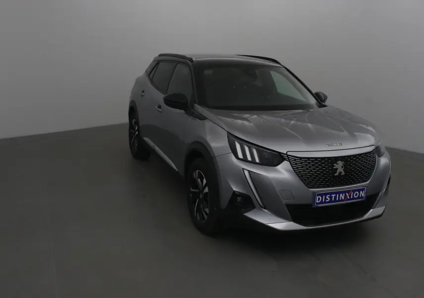 Peugeot 2008 électrique gris Artense/noir en 3/4 avant droit avec calandre noire et feux LED distinctifs.
