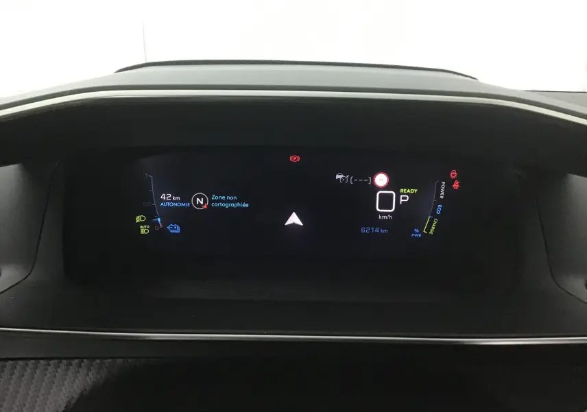 Tableau de bord numérique du Peugeot 2008 électrique 2022 affichant l'autonomie, la vitesse et le mode prêt.