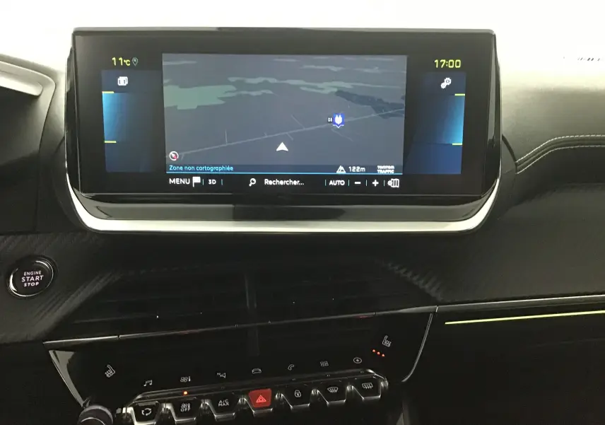 Tableau de bord du Peugeot 2008 électrique 2022 avec écran tactile central et commandes chauffantes visibles.