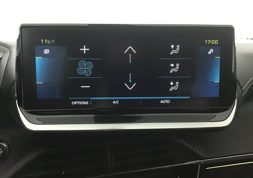 Écran tactile central du Peugeot 2008 électrique 2022 affichant les réglages de climatisation automatique.