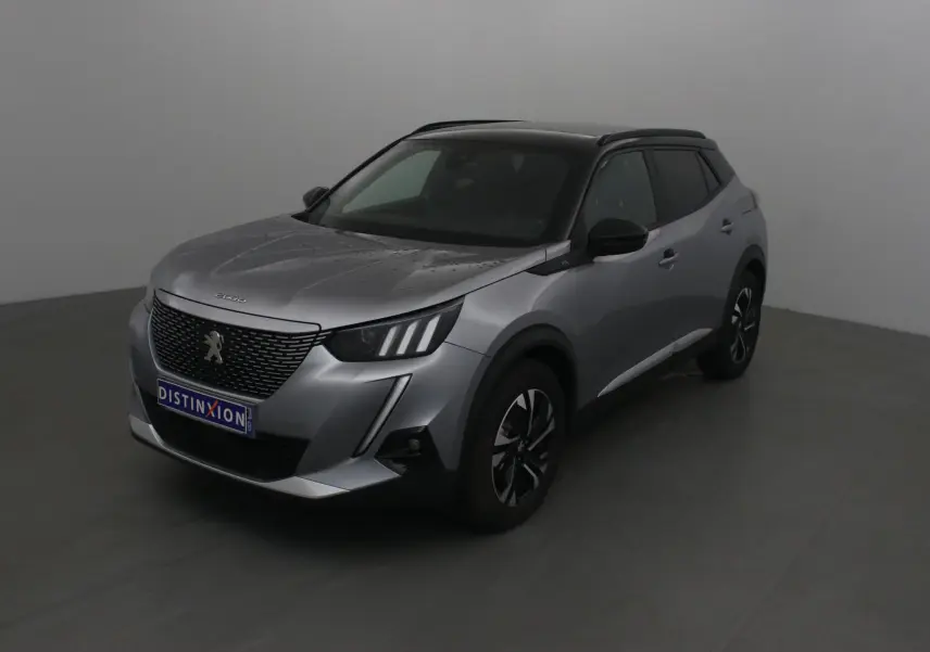 Peugeot 2008 électrique gris Artense avec toit noir, vue 3/4 avant droit en intérieur studio.