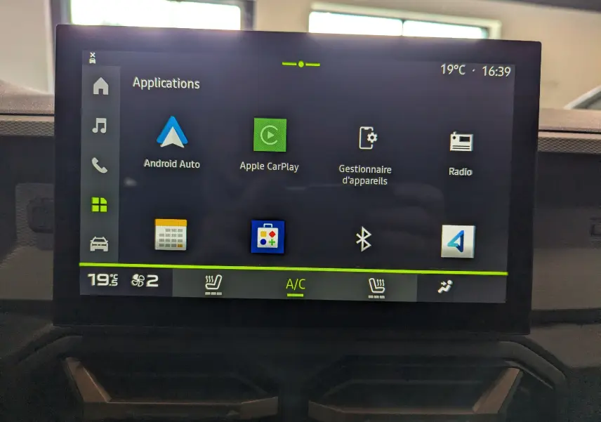 Écran tactile central du tableau de bord du Dacia Duster 2025 affichant les applications Android Auto et Apple CarPlay.