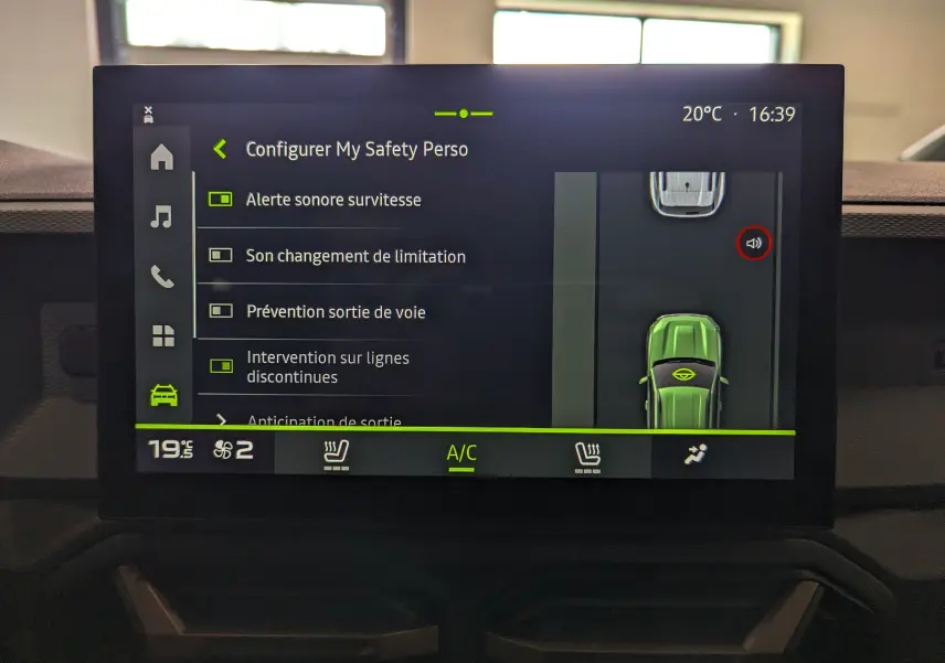 Écran tactile intérieur du Dacia Duster 2025 affichant les options de sécurité et la climatisation.