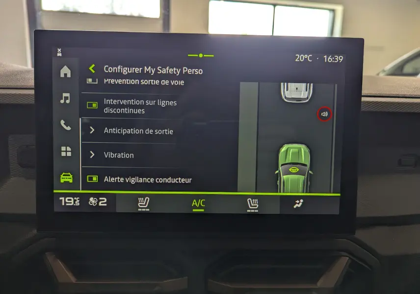 Écran tactile intérieur du Dacia Duster 2025 affichant les réglages de sécurité et la vue aérienne du véhicule gris schiste.