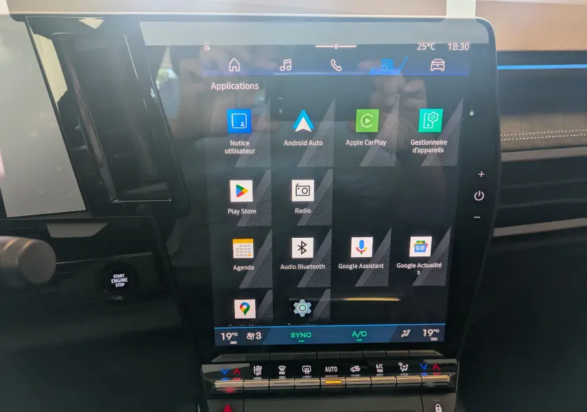 Écran tactile central du tableau de bord du Renault Espace VI hybride, affichant les applications connectées.