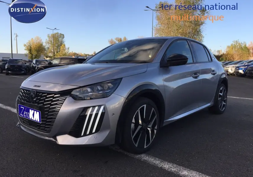 Peugeot 208 gris Artense métal vue 3/4 avant droit, avec phares LED et jantes alliage distinctives.