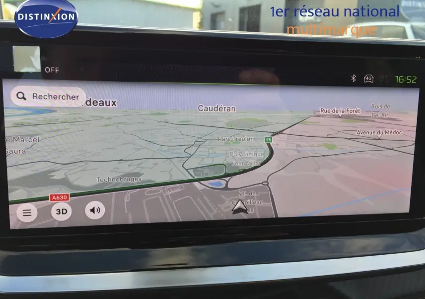 Écran tactile du GPS intégré dans une Peugeot 208 GT 2025, affichant une carte de navigation en intérieur.