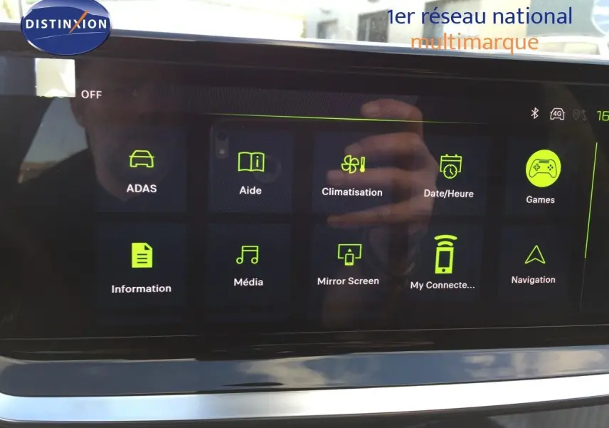 Écran tactile central de la Peugeot 208 2025 affichant les options ADAS, climatisation, navigation et médias.