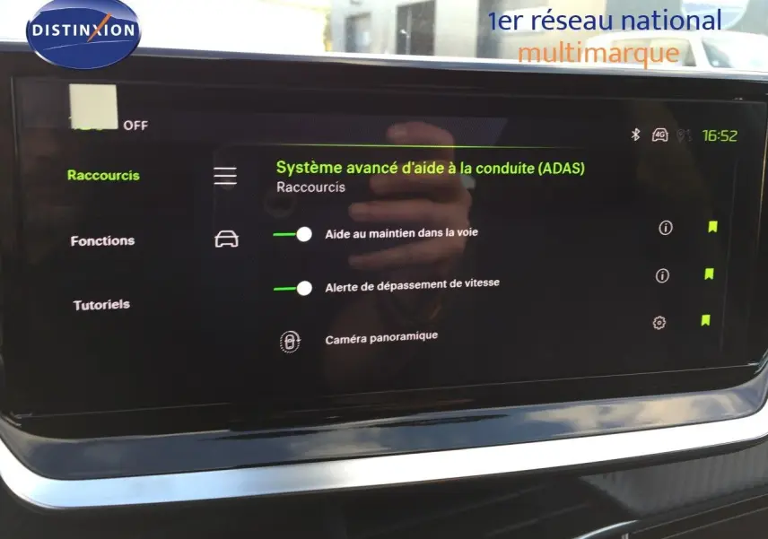 Écran tactile du système d'aide à la conduite affichant les options ADAS dans l'habitacle d'une Peugeot 208 2025.