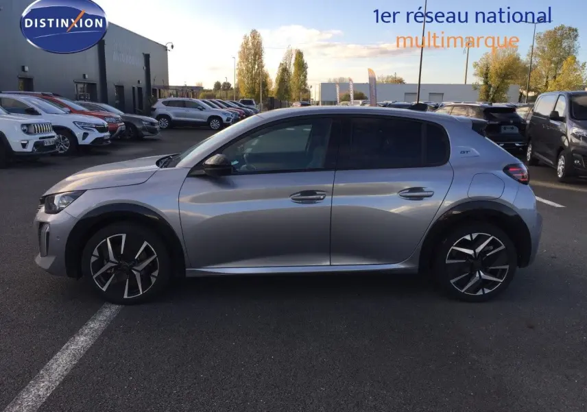 Peugeot 208 gris Artense métal vue de profil côté gauche, avec jantes noires et badge GT sur l'aile arrière.