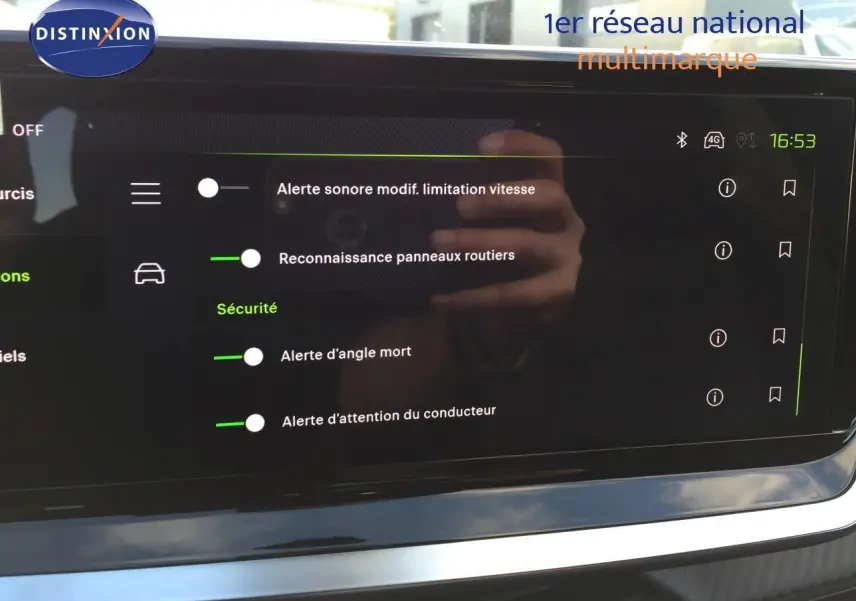 Écran tactile intérieur de la Peugeot 208 2025 affichant les options de sécurité activées.