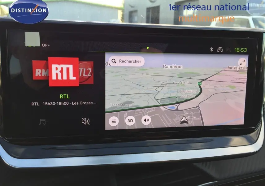 Écran tactile central de la Peugeot 208 2025 affichant la radio RTL et la navigation GPS en intérieur noir.