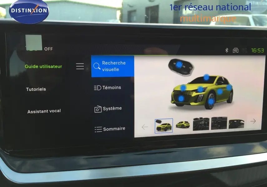 Écran tactile intérieur montrant l'interface d'aide visuelle du Peugeot 208 gris Artense, vue frontale du véhicule stylisé.