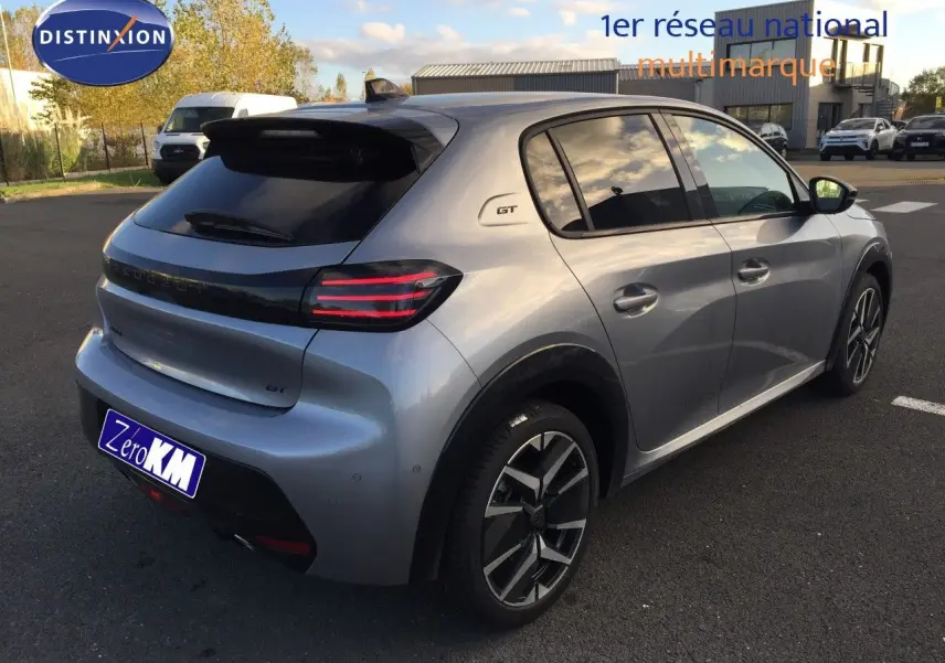 Vue 3/4 arrière droite d'une Peugeot 208 GT gris Artense métallisé avec feux LED et jantes alliage distinctives.