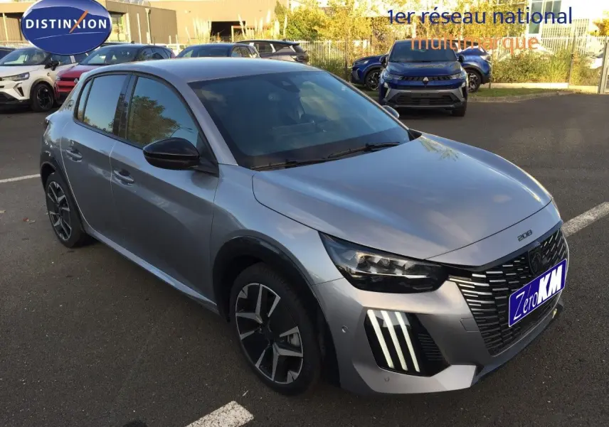 Peugeot 208 gris Artense métal vue 3/4 avant droit avec signature lumineuse LED distinctive et jantes stylées.