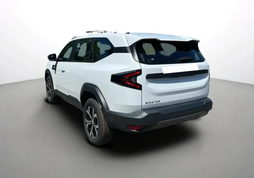 Vue 3/4 arrière droite d'un Dacia Bigster blanc glacier avec jantes alu 17 pouces et barres de toit noires.