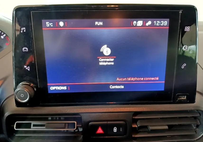 Écran tactile central du tableau de bord du Peugeot Rifter 2019, affichant la connexion Bluetooth téléphone.